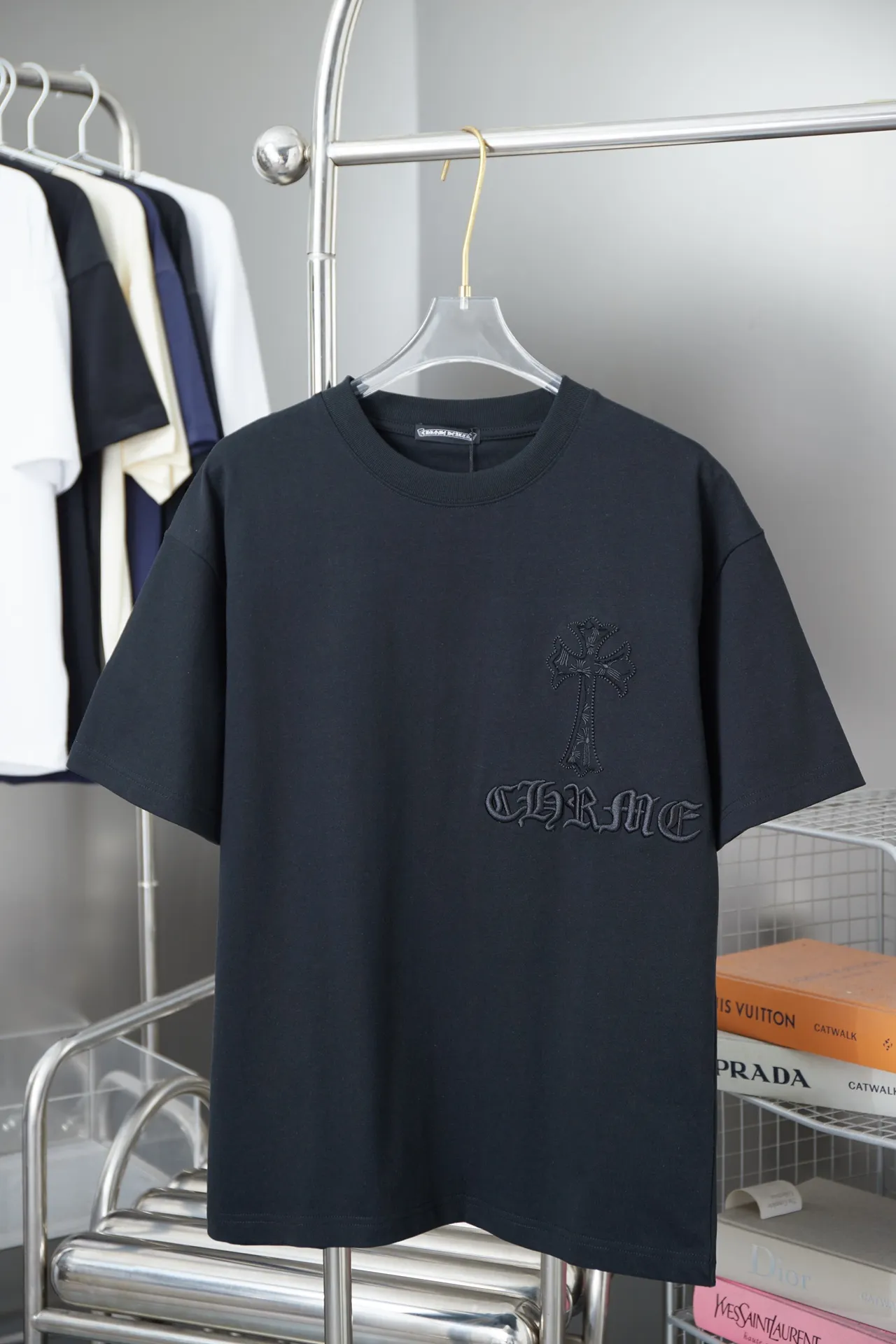 🅿️190 Ch*ome Hearte 25SS early spring new style, appliqué embroidered Crow heart cross short sleeves, light luxury, essential item for daily commuting for men and women, correct version, welcome to compare, detailed features · 320g 100% pure cotton double yarn jersey fabric · Custom dyed in the same vat, special thickened 32 count double strand 1X1 thread · Symmetrical front and rear imported Tajima machine embroidery tatami embroidery ➕ original cloth patch embroidery · Back neck webbing Croxin hardware accessories · Double needle stitching cross-stitching process · Original main mark washed tag brand moisture-proof paper packaging Color: black/white/grey Size: S/M/L/XL